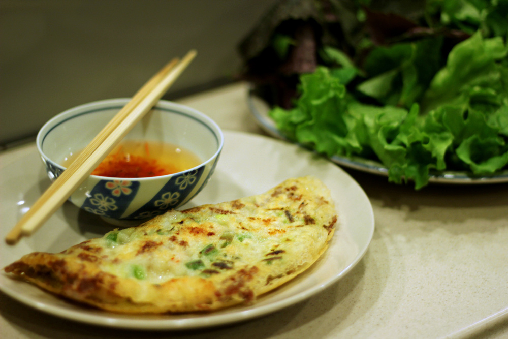 Bánh xèo ăn kèm rau sống và nước mắm chua ngọt, món ăn quen thuộc ở Quảng Ngãi