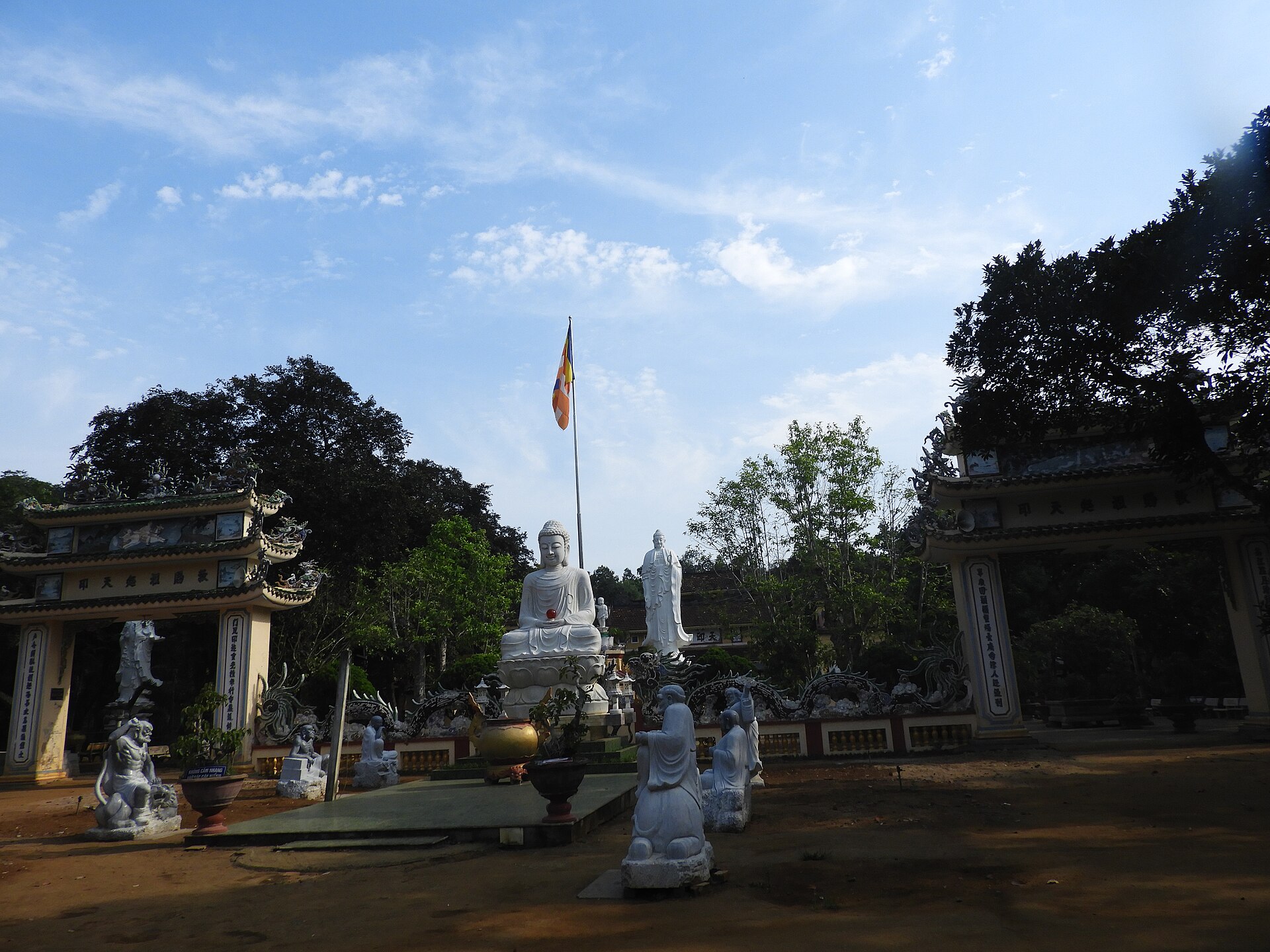 Khuôn viên chùa Thiên Ấn với tượng Phật trên đỉnh núi Thiên Ấn, Quảng Ngãi